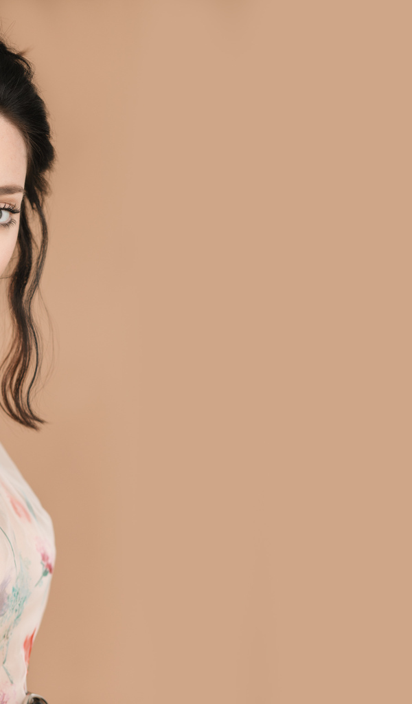 Красивая женщина, актриса Эмма Дюмон за шторой 