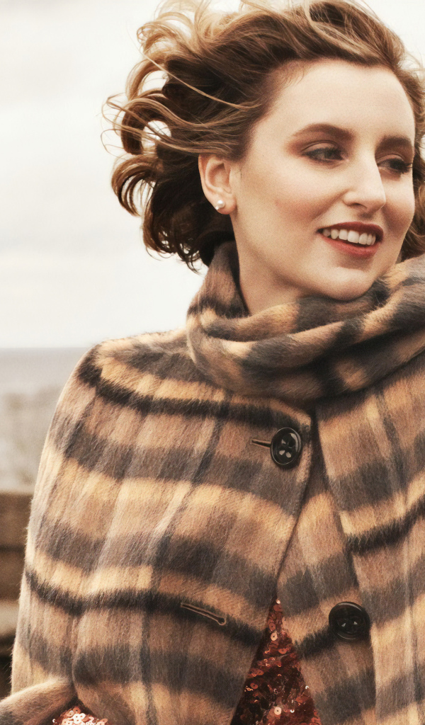 Красивая женщина в пальто, актриса Мишель Докери