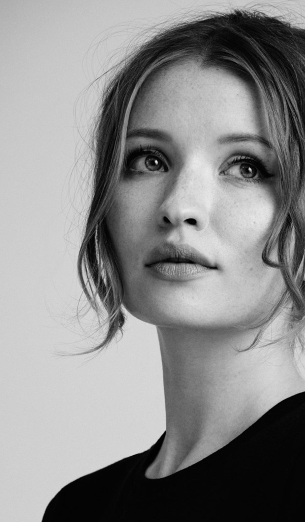 Красивая молодая девушка актриса Эмили Браунинг черно-белое фото