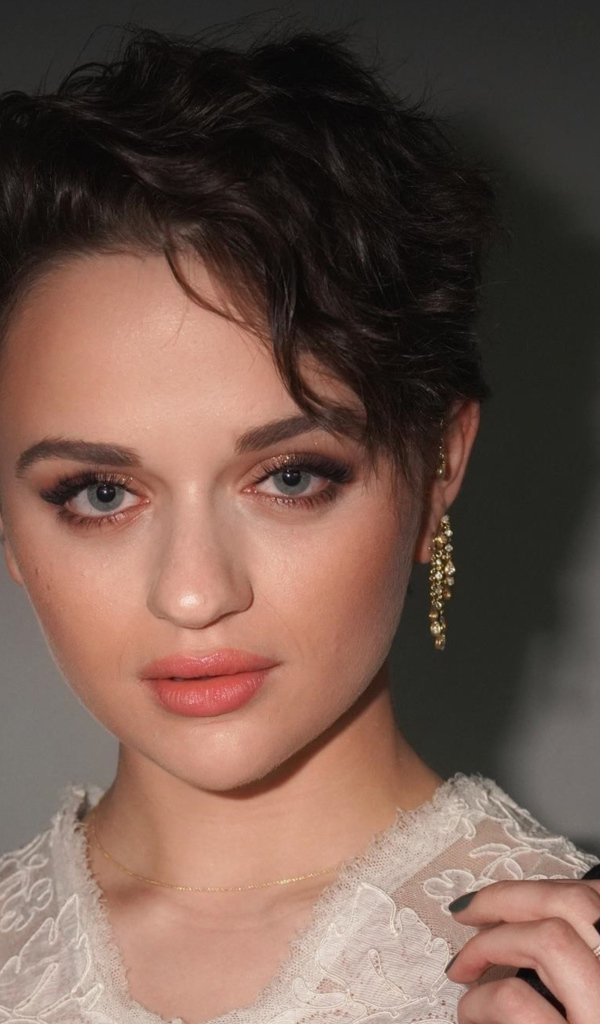 Красивая молодая девушка с короткой стрижкой, актриса Джои Кинг 