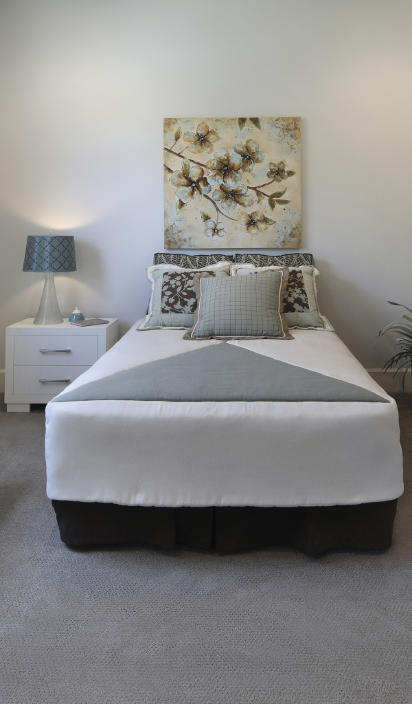 Спальная комната с кроватью и мягкой лежанкой у окна 