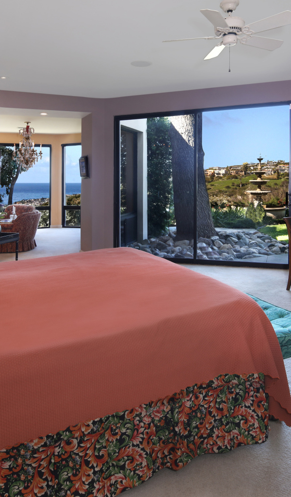 Спальня с большой коричневой кроватью и мебелью