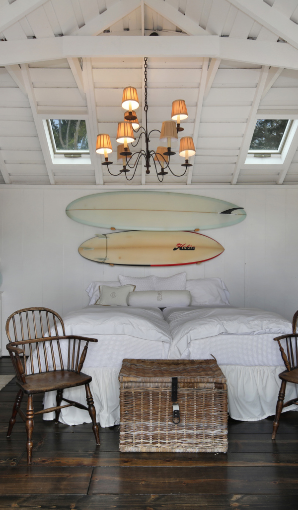 Спальня с большой белой кроватью и камином 