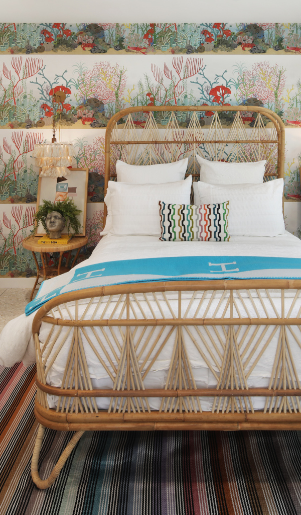 Спальня с большой кроватью  у окна 