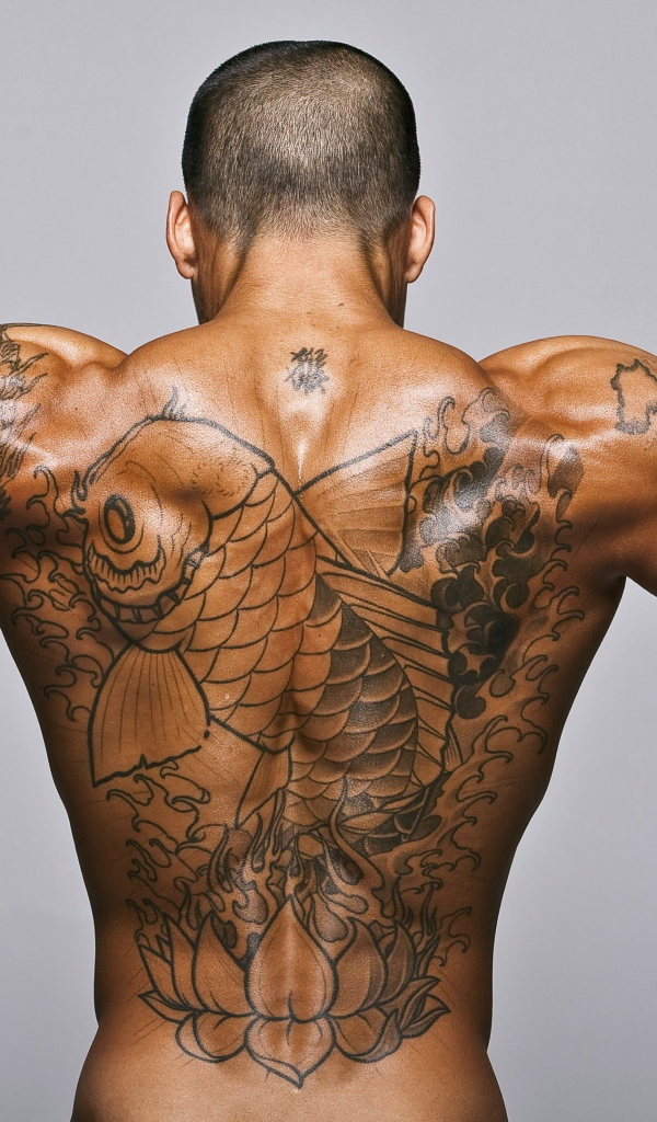 Большая татуировка с рыбой на спине у мужчины