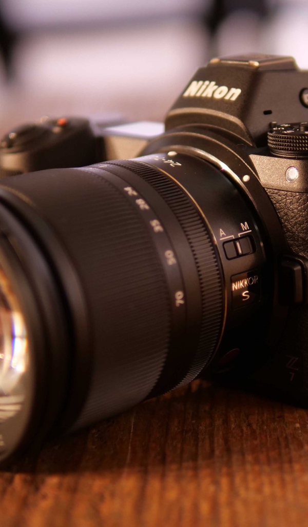 Черный фотоаппарат Nikon Z6 на деревянном столе
