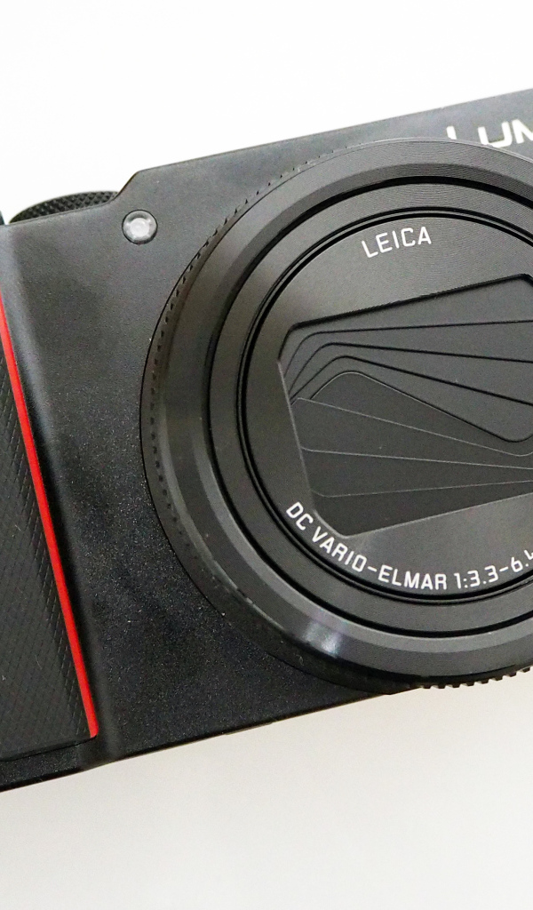 Черный фотоаппарат Panasonic Lumix ZS200  TZ200 на белом фоне