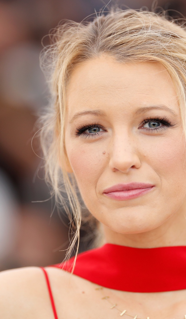 Блондинка Блейк Лайвли крупным планом