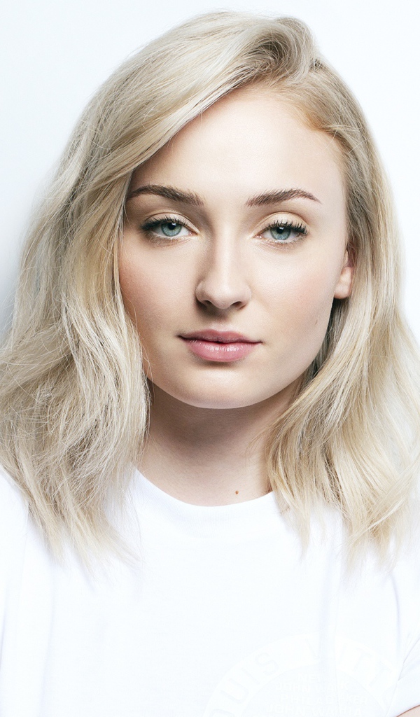 Светловолосая голубоглазая девушка, актриса Софи Тёрнер