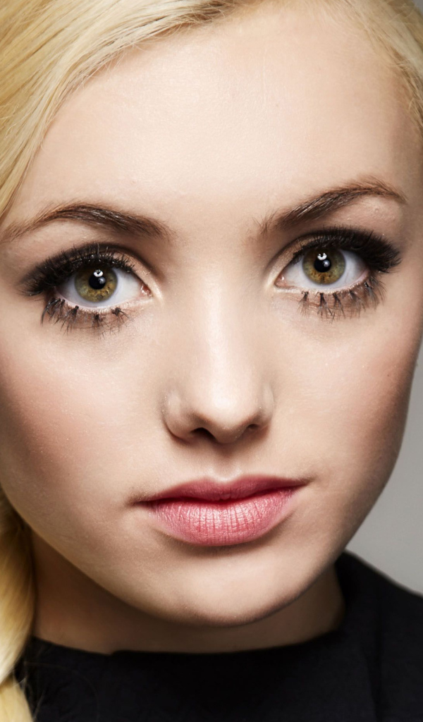 Blonde with big eyes, actress Peyton Roy Liszt's face close-up