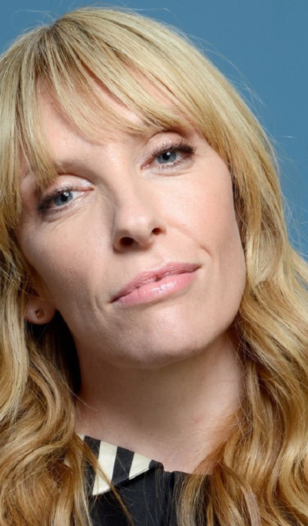 Голубоглазая блондинка, актриса Тони Коллетт на голубом фоне