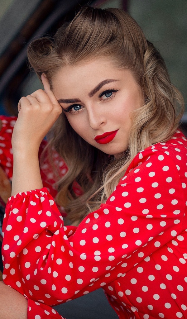 Голубоглазая ретро девушка за рулем автомобиля 