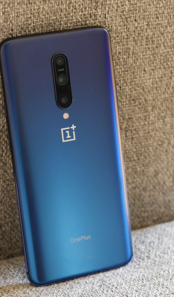 Синий смартфон ONEPLUS 7 на диване
