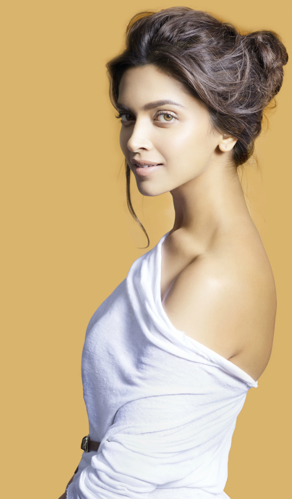 Актриса Болливуда Дипика Падуконе на желтом фоне