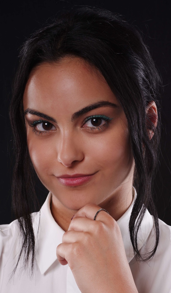 Бразильско - американская актриса Камила Мендес в белой рубашке