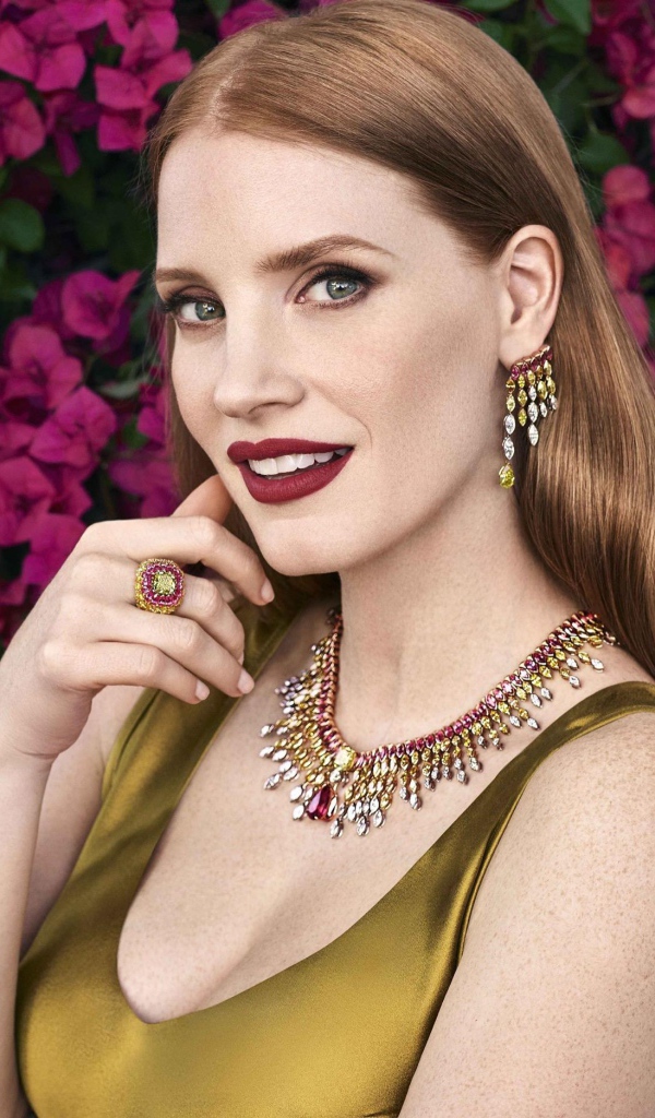 Яркая актриса Джессика Честейн с украшениями