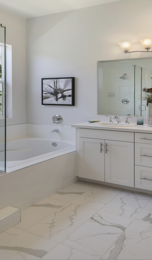 Светлая ванная комната с душем 