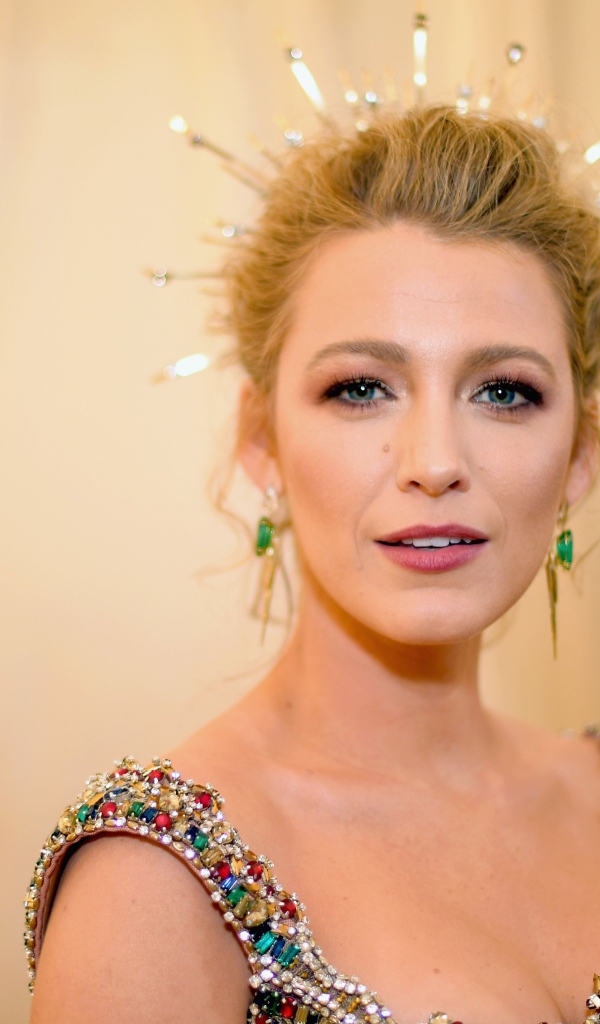 Яркая блондинка, актриса Блейк Лайвли с украшениями в волосах 