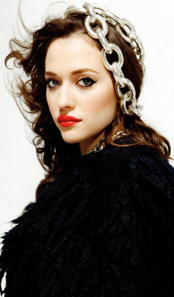 Яркая девушка, актриса Кэт Деннингс с цепями на голове 