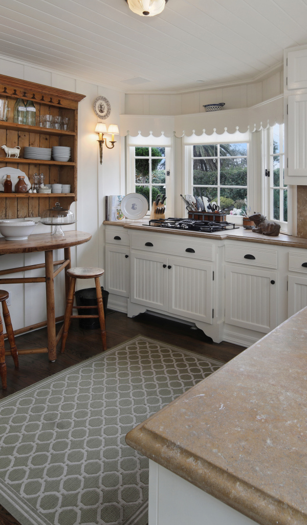 Светлая кухня с гарнитуром и ковром