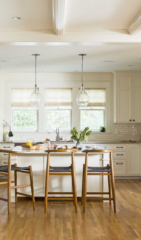 Светлая кухня с деревянными стульями 