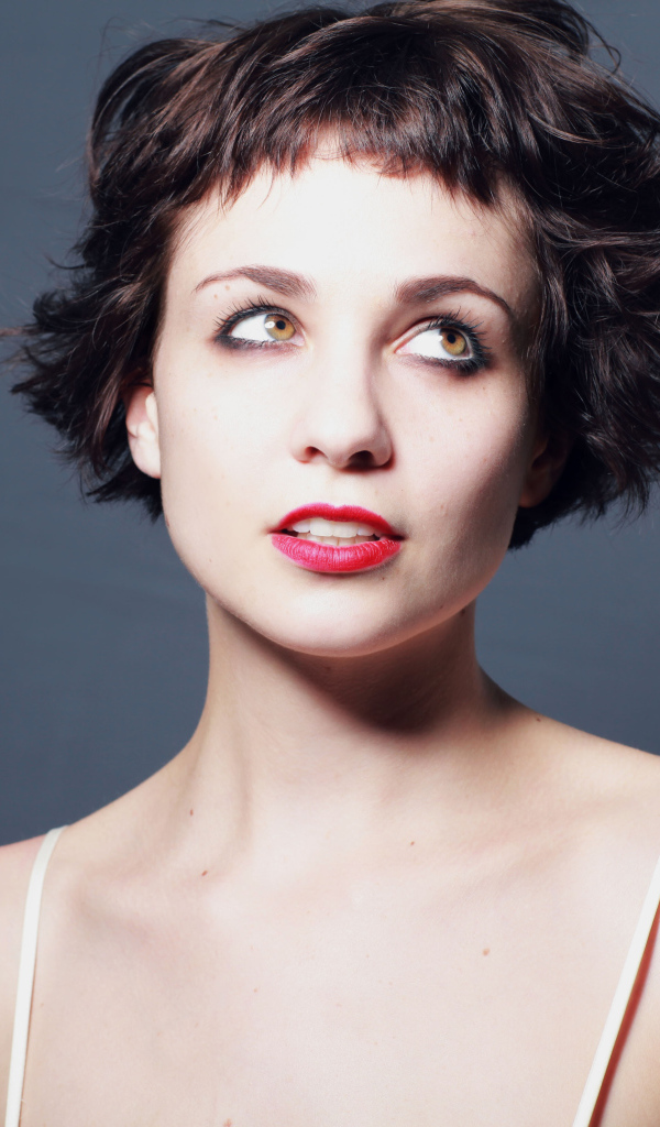 Яркая девушка с короткой стрижкой, актриса Таппенс Мидлтон 