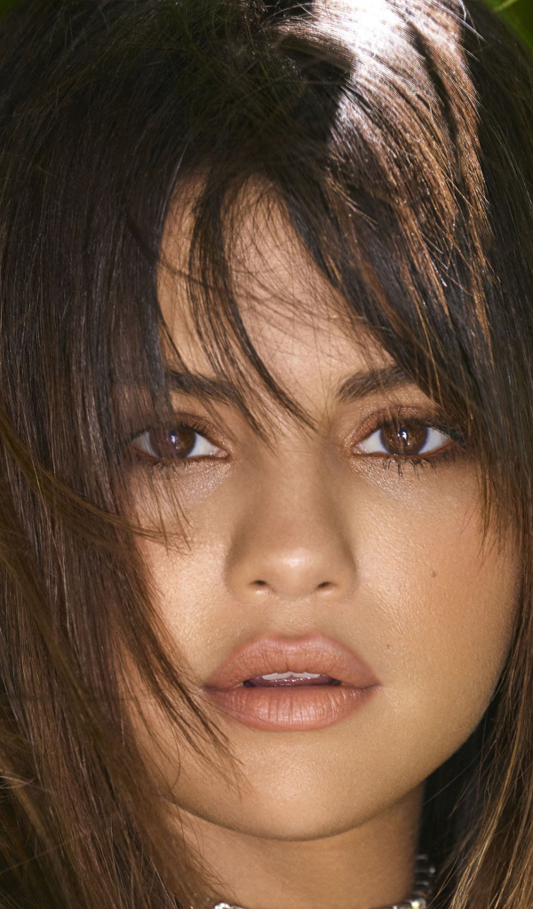 Кареглазая актриса  и певица Селена Гомез в зеленых листьях