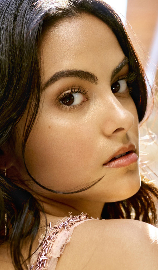 Кареглазая девушка, актриса Камила Мендес лицо крупным планом