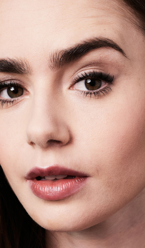 Кареглазая девушка, актриса Лили Коллинз крупным планом