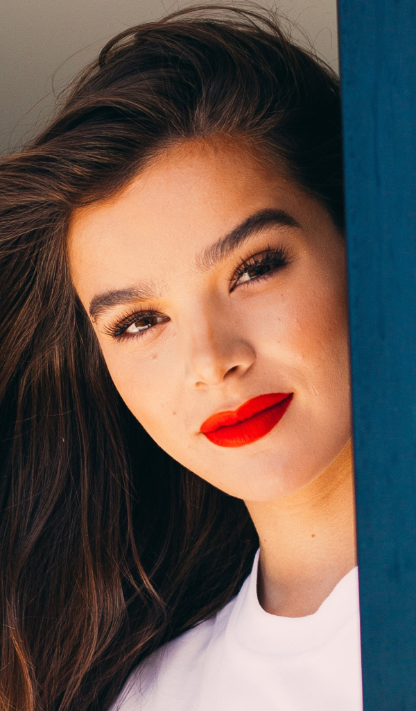 Кареглазая девушка актриса Хейли Стейнфилд с накрашенными губами