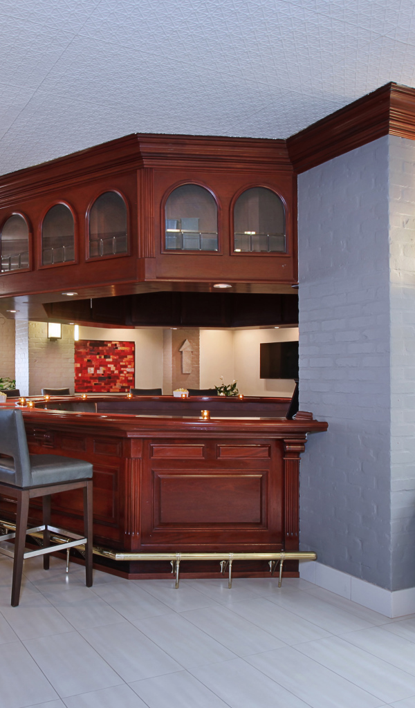 Коричневый деревянный кухонный гарнитур в просторной комнате