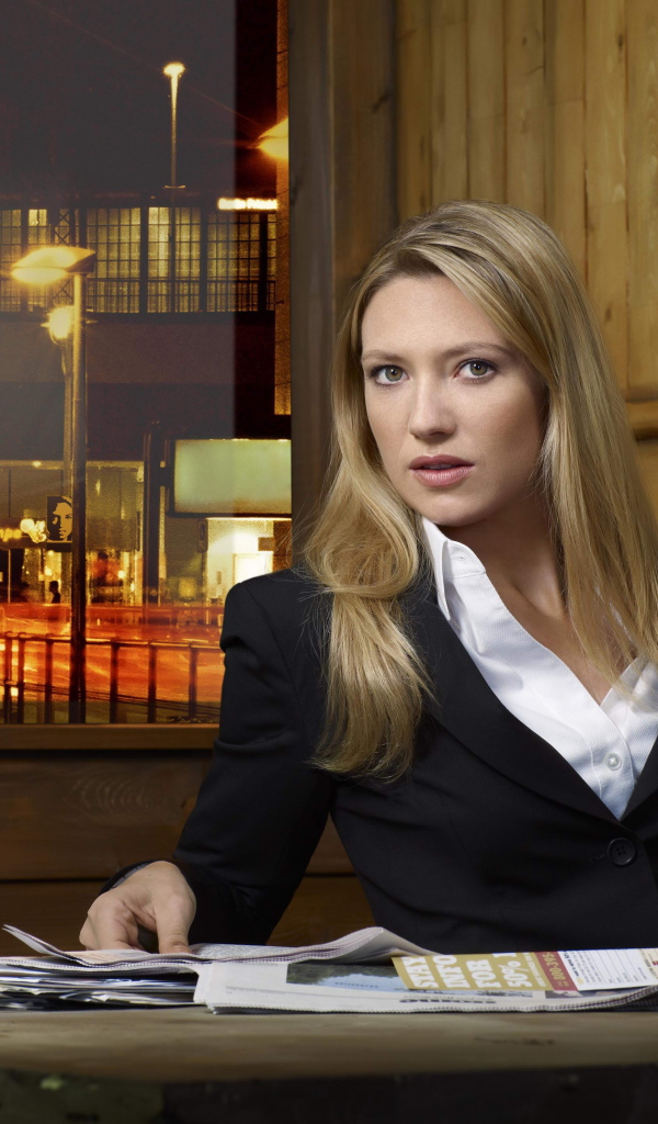 Деловая девушка, австралийская актриса Анна Торв за столом с бумагами