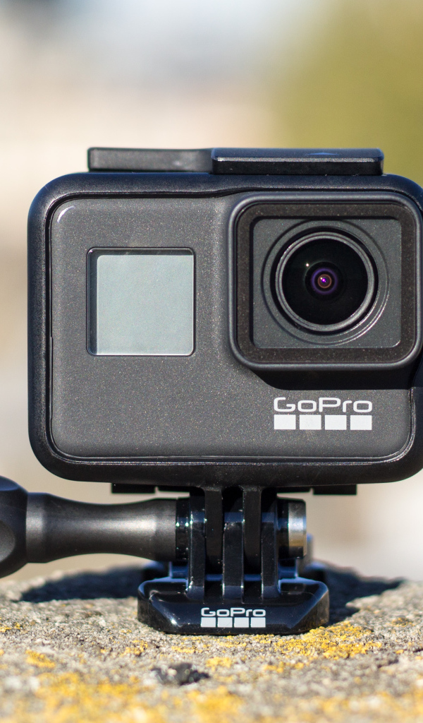 Фотоаппарат GoPro Hero7 Black стоит на камне
