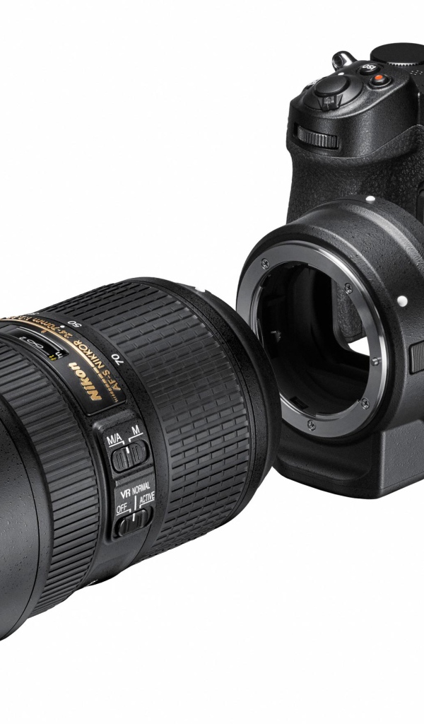 Фотоаппарат Nikon Z7 с объективом на белом фоне