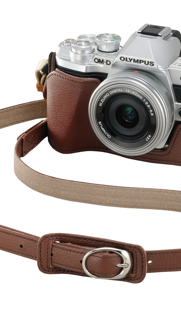 Фотоаппарат Olympus OM-D E-M10 Mark III в футляже на белом фоне