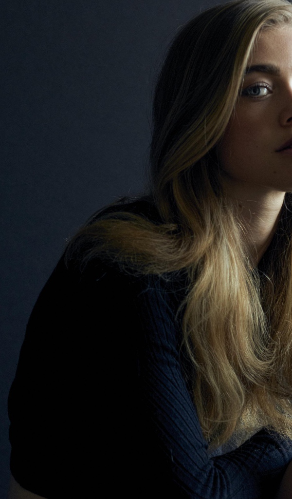 Канадская актриса Мелисса Роксбург на сером фоне