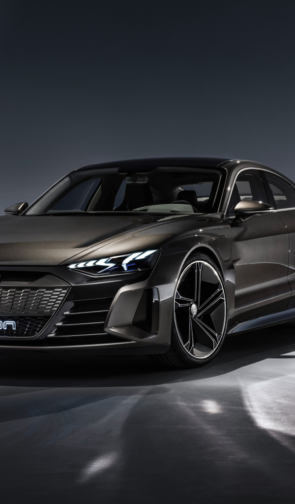 Автомобиль Audi E-Tron GT, 2019 на сером фоне
