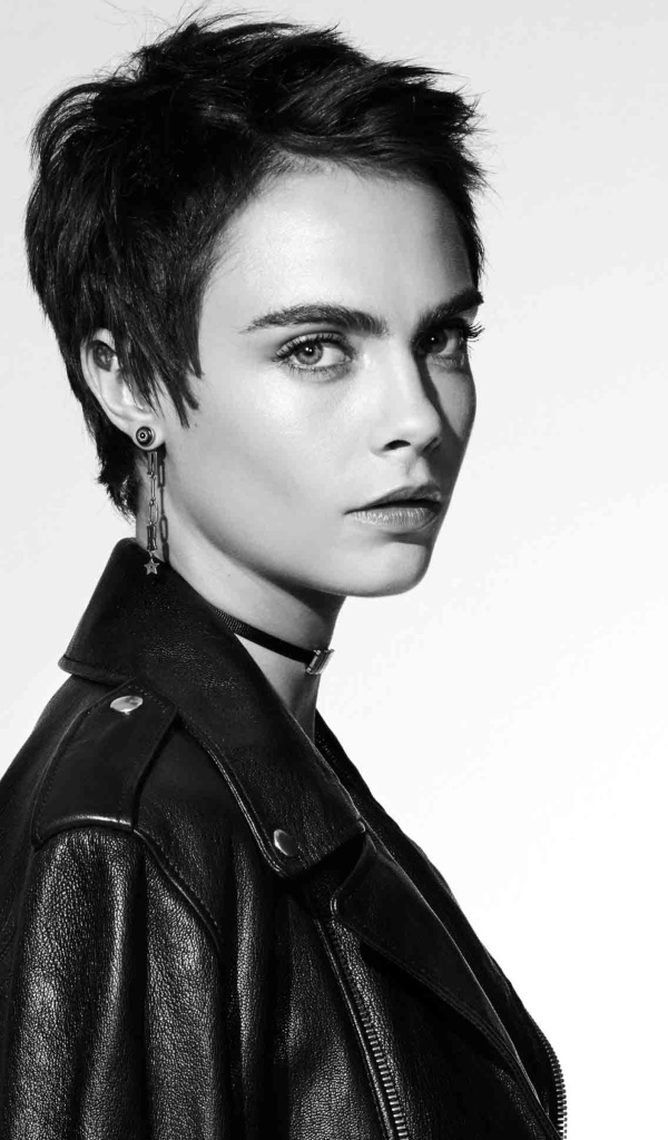 Кара Делевинь в черной кожаной куртке