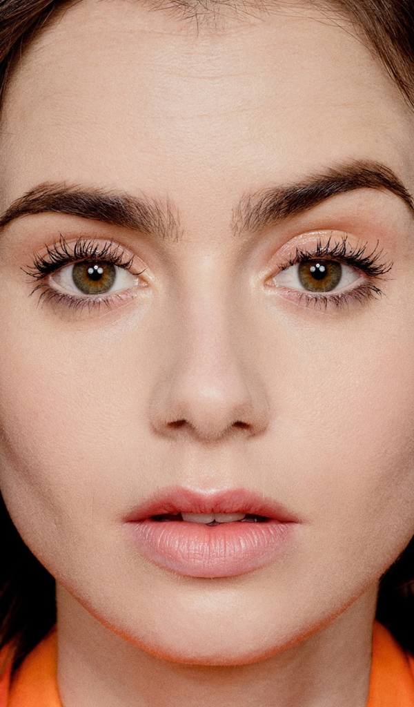 Лицо актрисы Лили Коллинз крупным планом 
