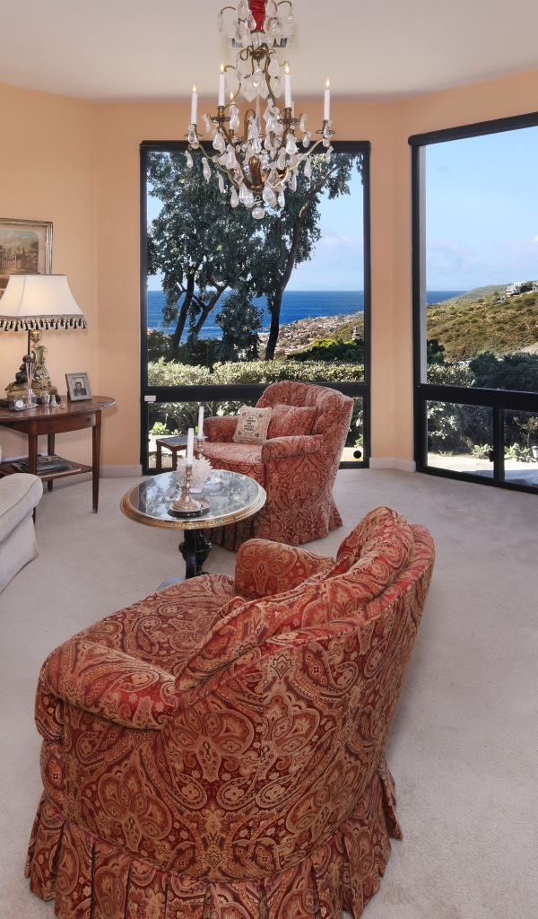 Уютная гостиная с мебелью и большими окнами