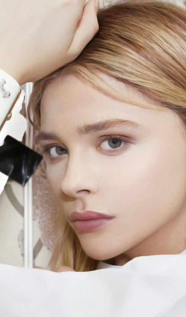 Милая блондинка, актриса Хлоя Грейс Морец крупным планом