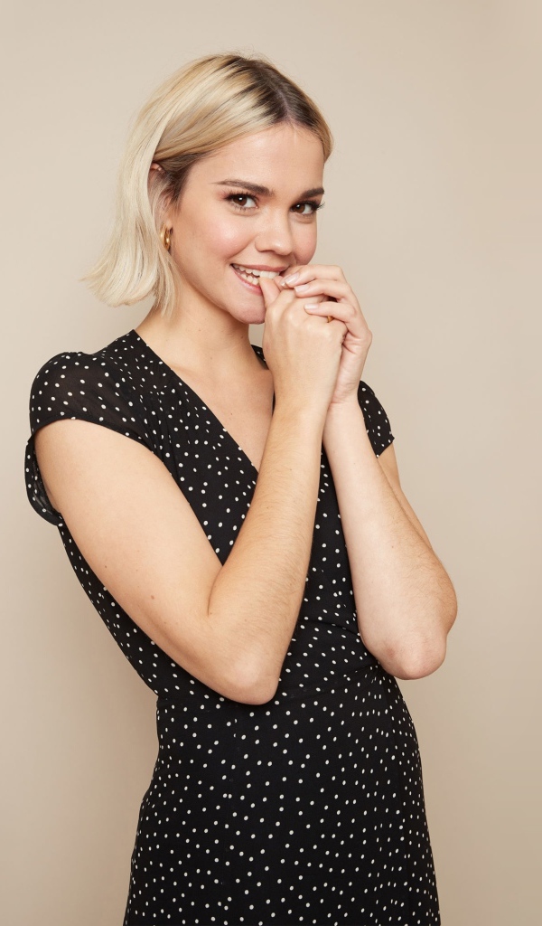 Милая девушка блондинка, актриса Майя Митчелл