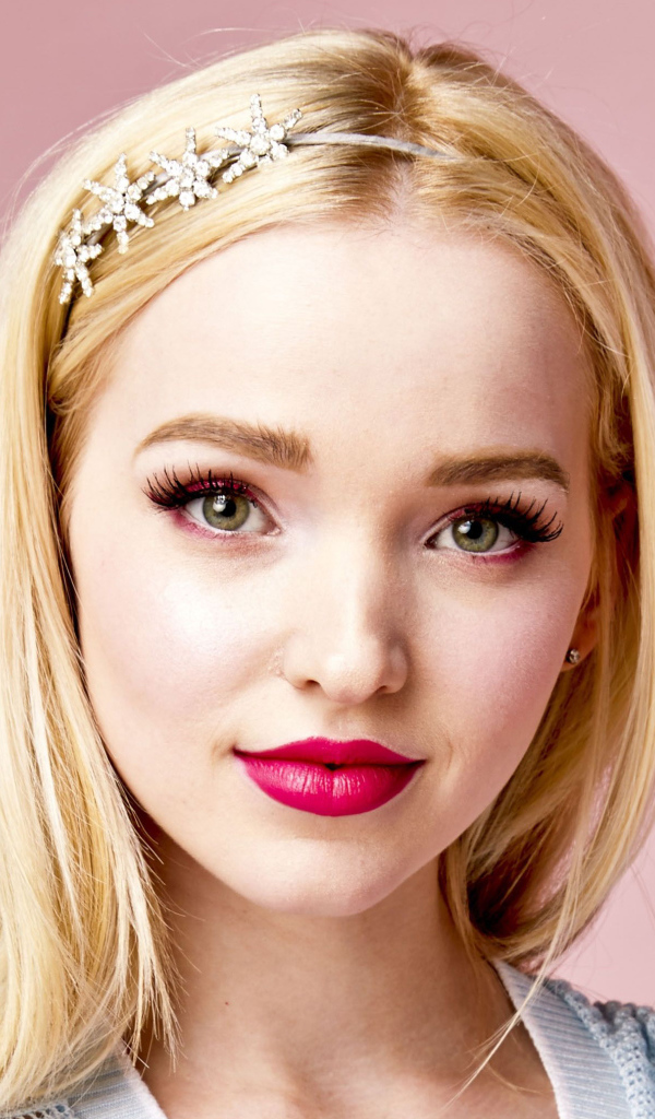 Милая девушка актриса Дав Кэрон на розовом фоне