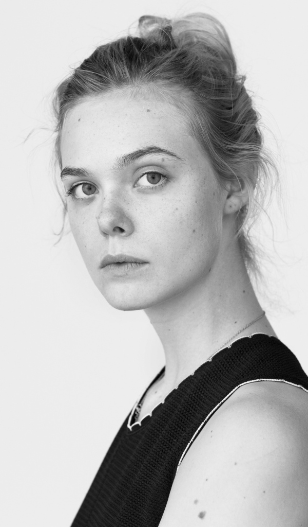 Милая настоящая девушка, актриса Эль Фаннинг черно - белое фото 