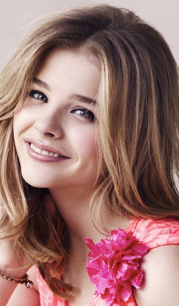 Милая улыбающаяся молодая девушка, актриса Хлоя Грейс Морец