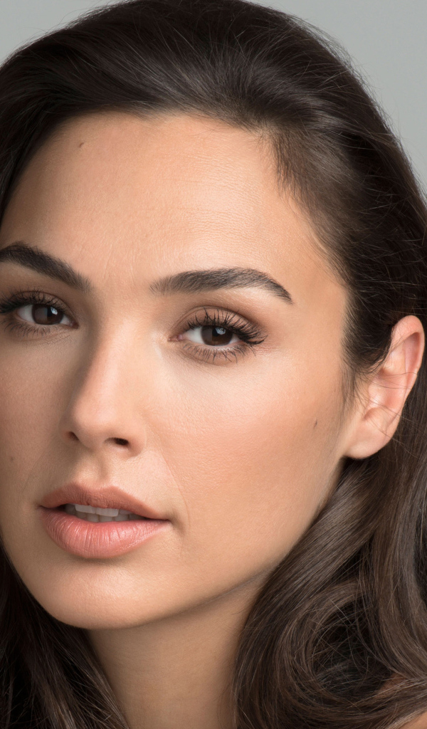 Нежная Галь Гадот на сером фоне