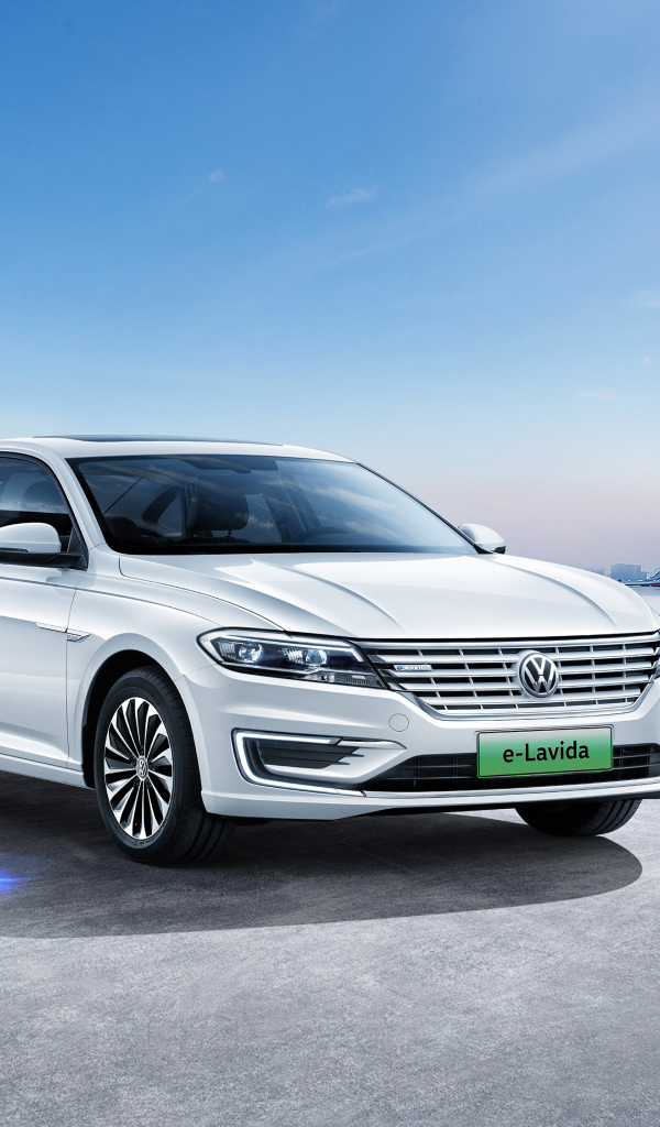 Электромобиль Volkswagen E-Lavida 2019 года на заправке 