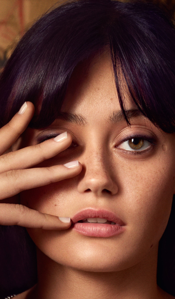 Английская актриса Элла Пернелл с рукой у лица