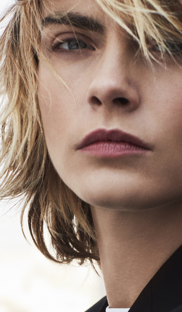 Лицо актрисы Кары Делевинь крупным планом
