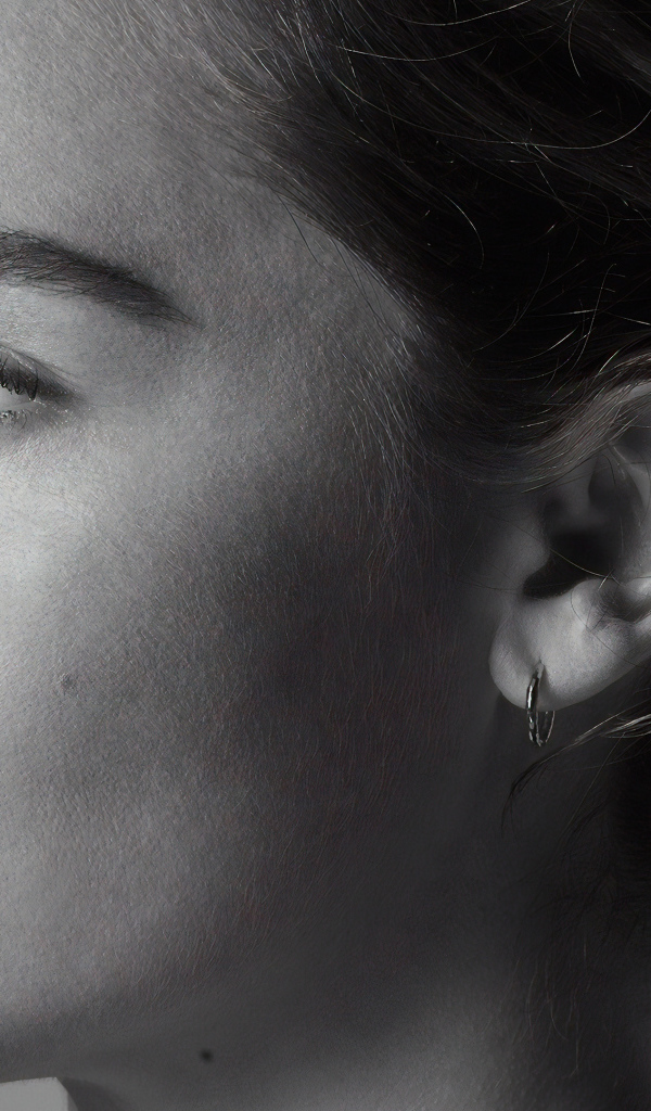 Лицо актрисы Эмилии Кларк крупным планом